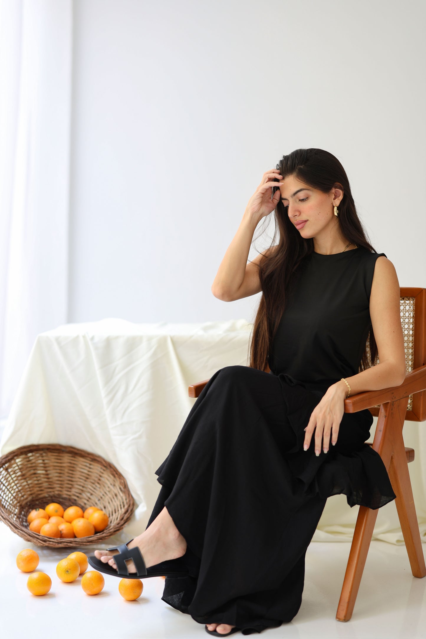 Round neck basic top in black