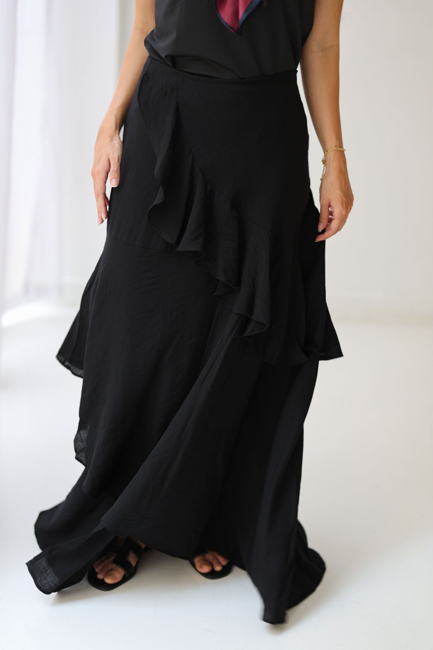 Crinkled ruffles skirt in Black