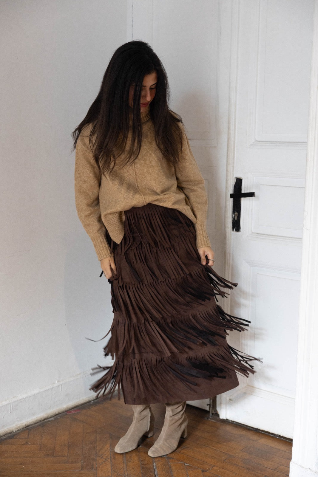 The fringe statement skirt in brown