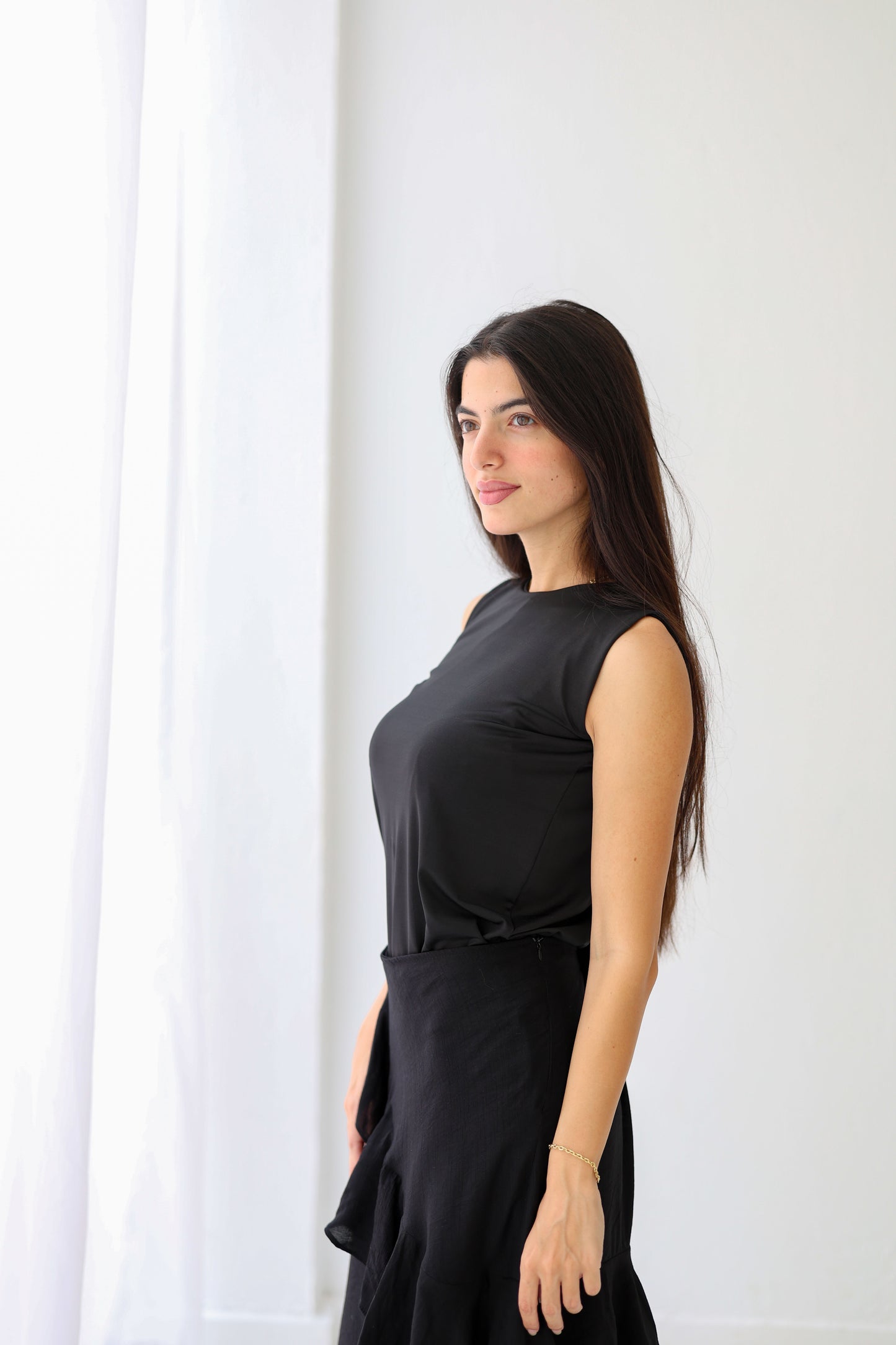 Round neck basic top in black