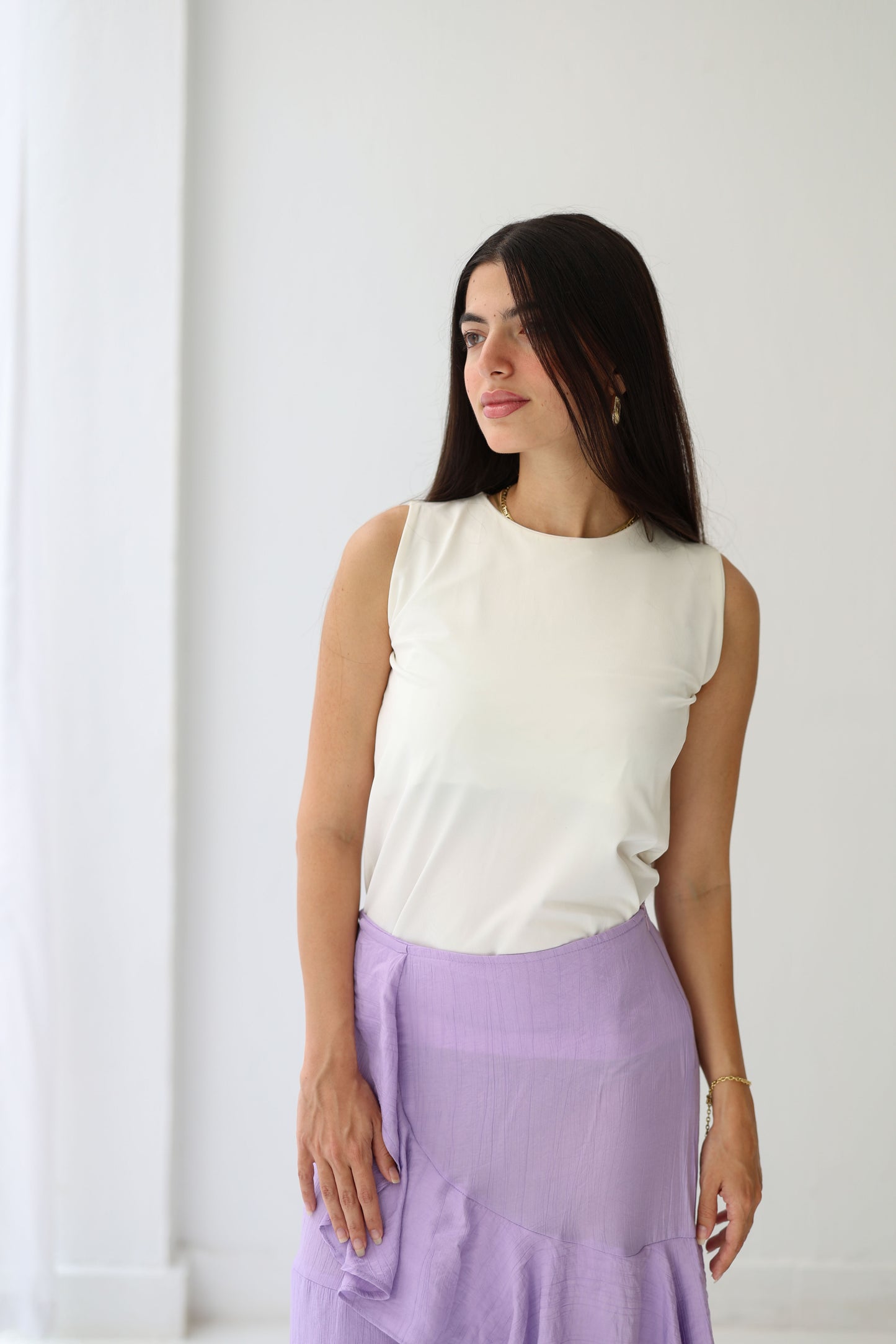 Round neck basic top in white